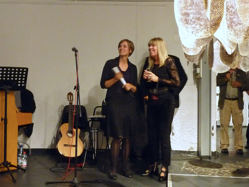Veronica Peselmann (Einführungsrede) mit Karina Wellmer-Schnell